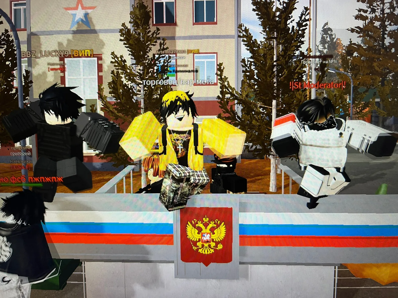 Персонажи Army RP на фоне российского флага